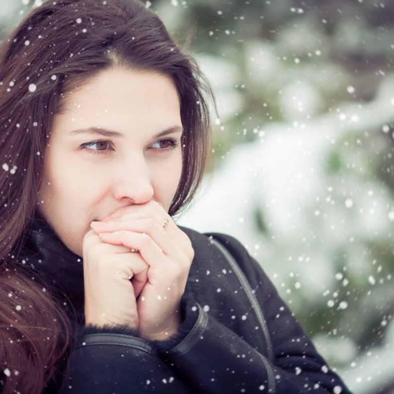 للنساء فقط .. لهذه الأسباب عليكن بتدفئة أيديكن في فصل الشتاء