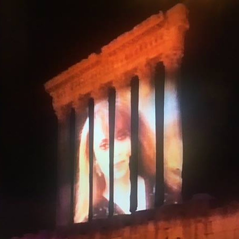 قلعة بعلبك تتزين بصور فيروز في عيد ميلادها الـ 81