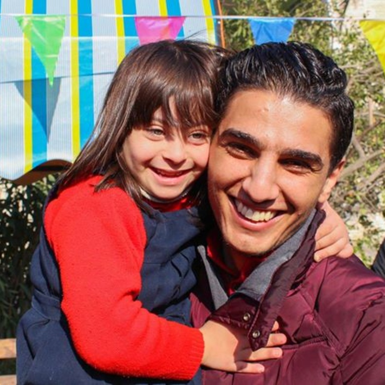 محمد عساف برفقة طفلة مصابة بمتلازمة داون