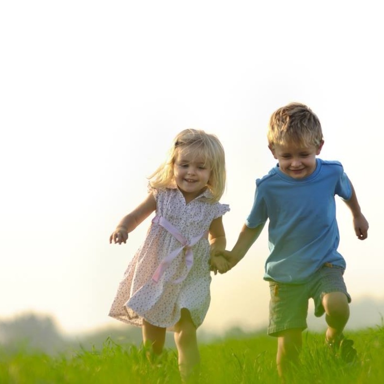 بالفيديو طفل يجعل من نفسه جسرا تعبر عليه أخته إلى الجانب الآخر