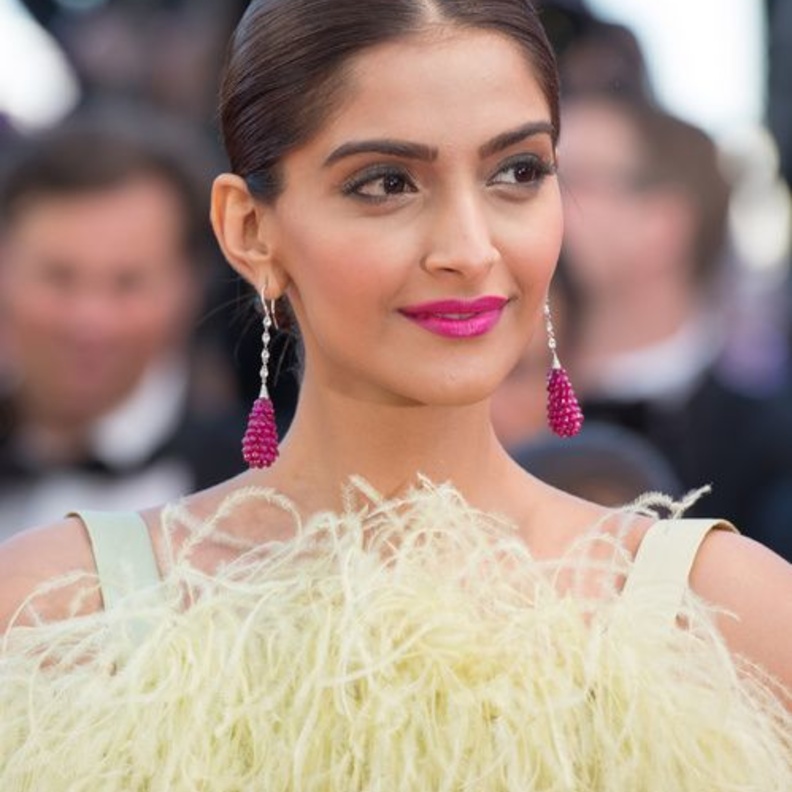  Sonam Kapoor - Chopard Earrings