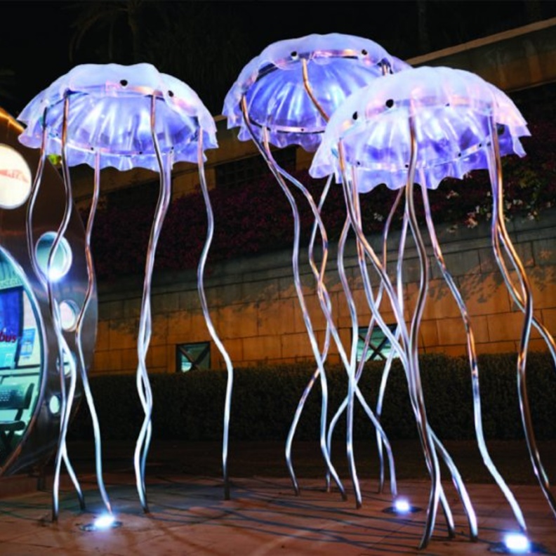 أعمال فنية مستوحاه من الذكريات بمحطات المواصلات العامة في شارع جميرا بدبي