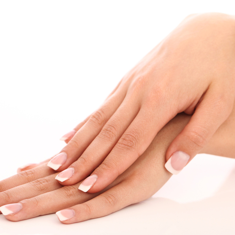 هل تعانين من تشقّق أصابعك؟ إليك الحل