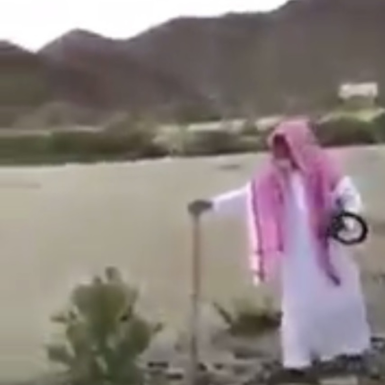 أب مسن يحاول عبور سيل جارف لإنقاذ أبنائه