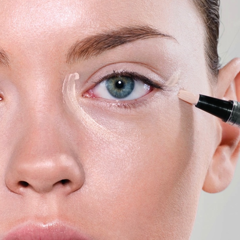 ضعي الكونسيلر على كامل حدود العين لاخفاء الهالات السوداء