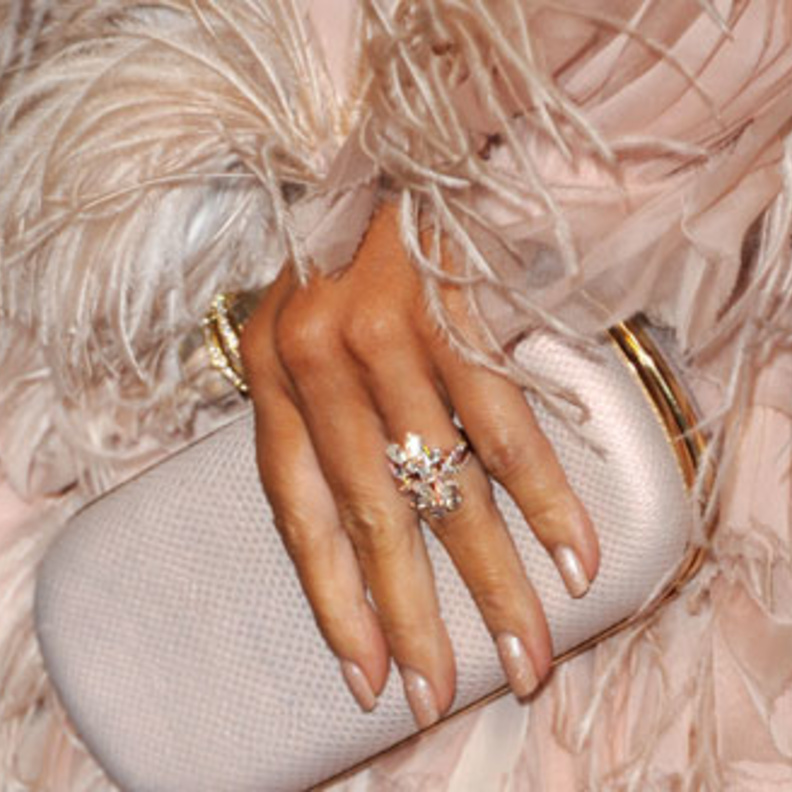 اظافر جنيفر لوبيز باللون اللحمي