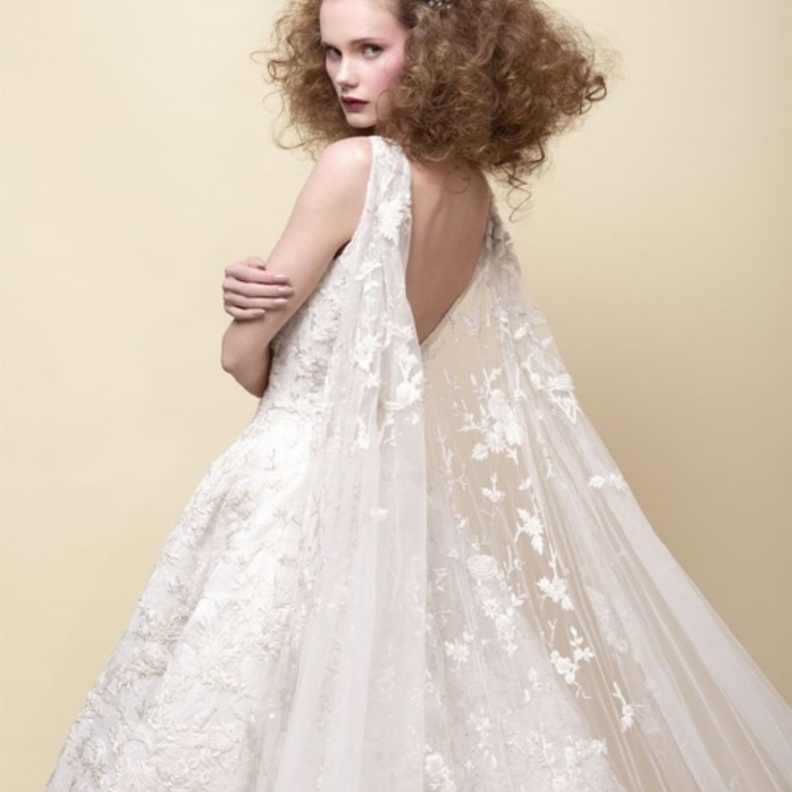 مصمم النجمات المفضل يقدم لك فساتين زفاف مذهلة!