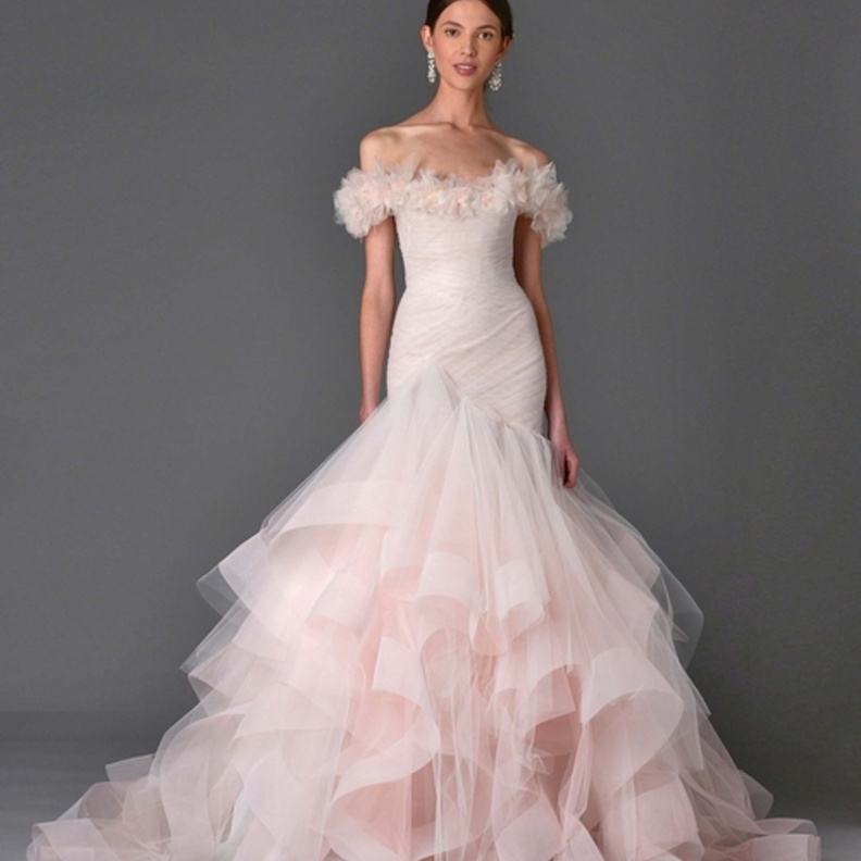 فستان زهري ذو تنورة بالكشاكش وباللون الزهري من ماركيزا Marchesa