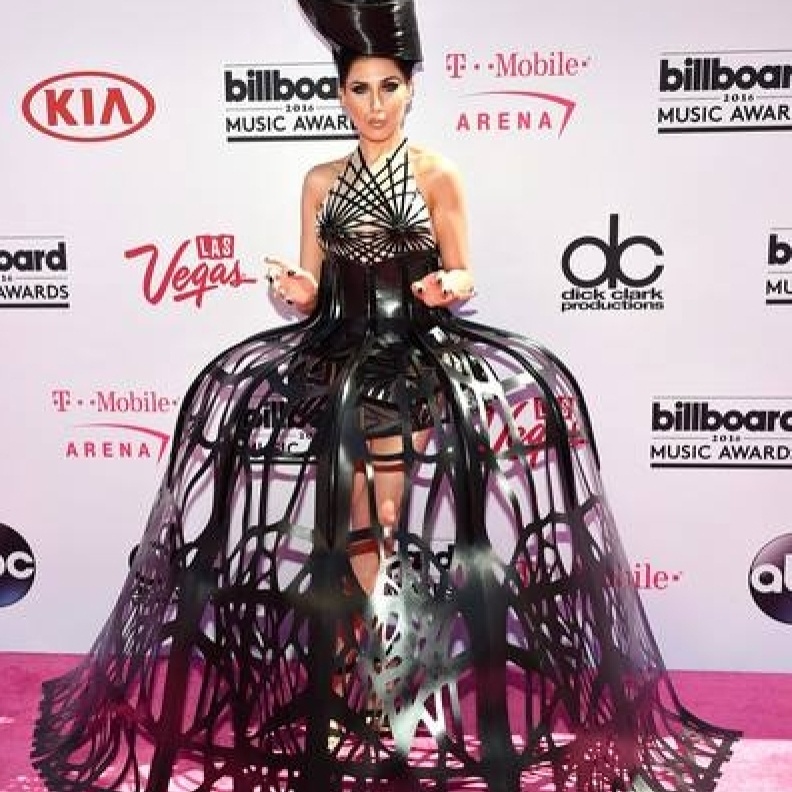 قد تكون هذه الاطلالة الأكثر غرابة في حفل البيلبورد للنجمة Z-lala