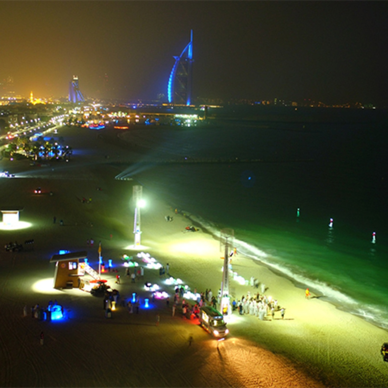 دبي تفتتح أول شاطئ عام مخصص للسباحة الليلية