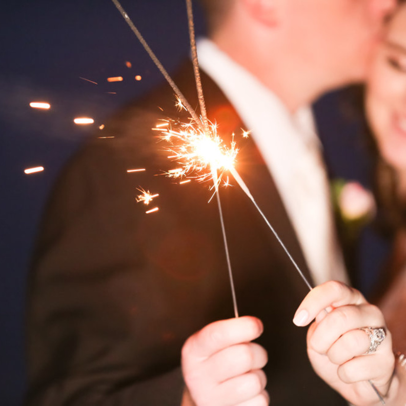 استخدام الألعاب النارية الصغيرة التي تعرف باسم المشررة Sparklers