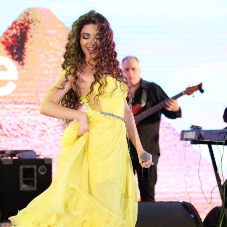 ميريام فارس بفستان أصفر في إحدى حفلاتها