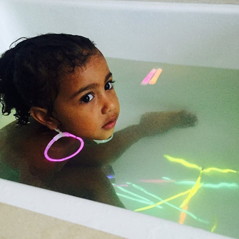 نورث ويست تستمتع بأخذ حمام دافئ مع العصا المضيئة بعد رحلة سفر مع والديها