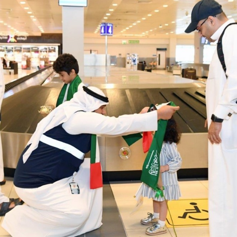 مطارات أبوظبي تحتفي باليوم الوطني السعودي 88