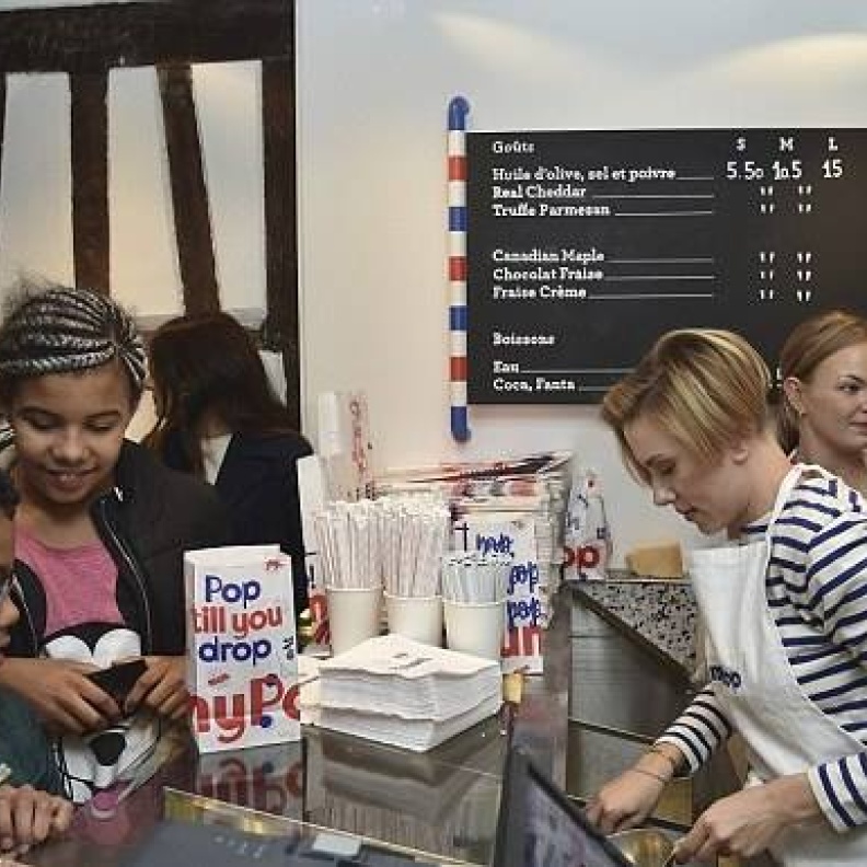 سكارليت جوهانسون توزع بنفسها الـ بوب كورن خلال افتتاح متجر خاص في باريس