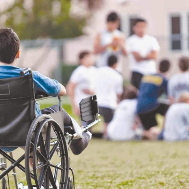 سيدة سعودية تعود للمشي بعد مدة طويلة