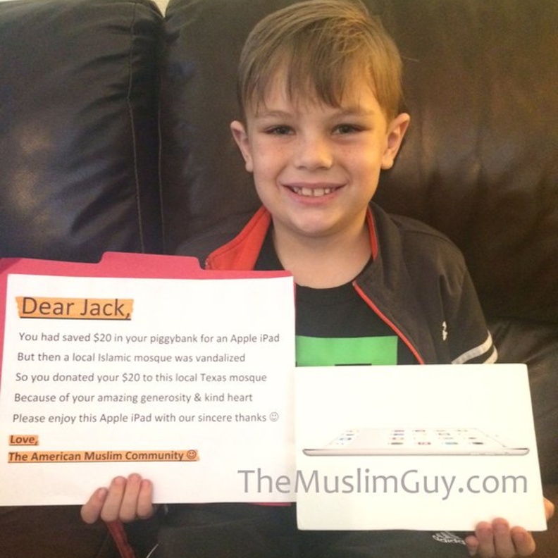 بالصور: طفل أمريكي يتبرع بمصروفه لترميم مسجد تعرض للتخريب