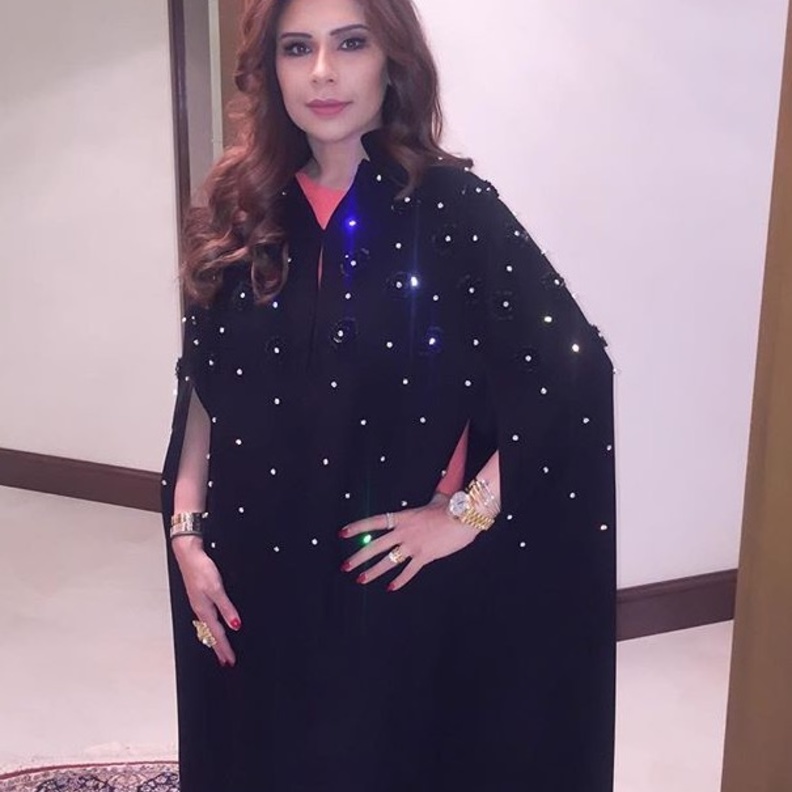 العباءة السوداء المزينة أكثر مايجذب سارة