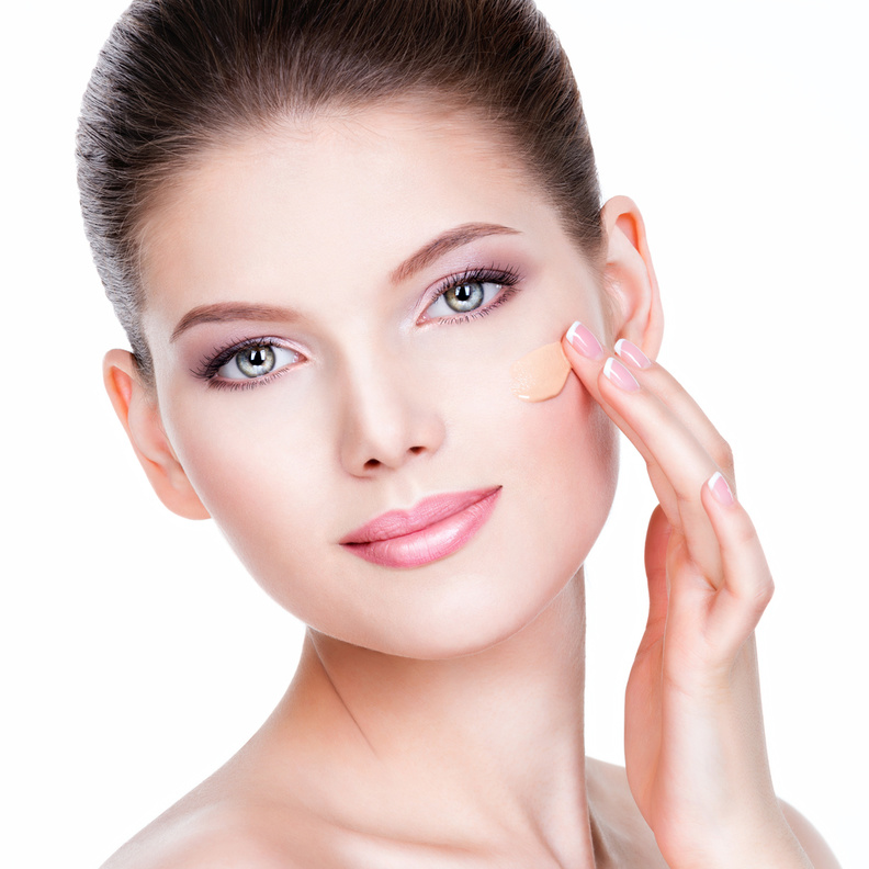  تطبيق كريم الأساس بواسطة الأصابع لتغطية خفيفة