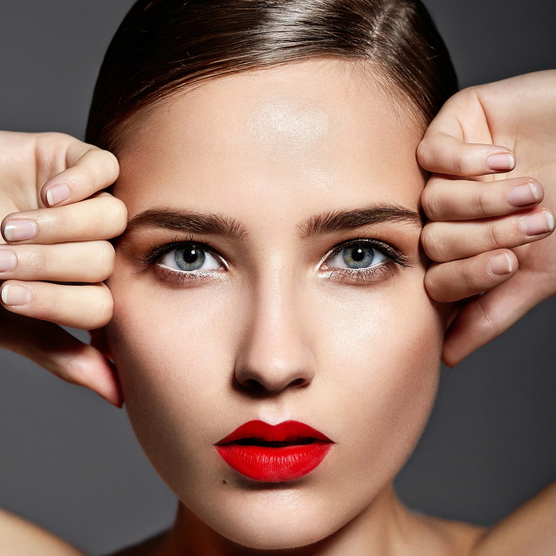  اطلالة جذابة بمكياج متقن