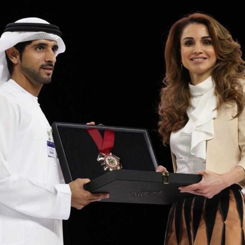الملكة رانيا تتسلم الوسام