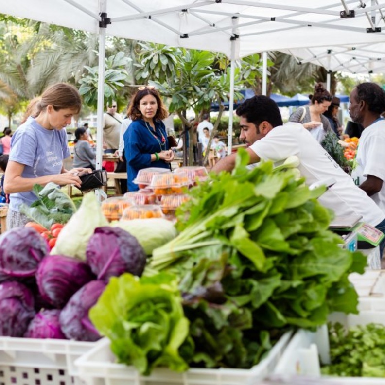 خيرات الطبيعة المحلية والعضوية في "فارمرز ماركت" في باي أفنيو بدبي