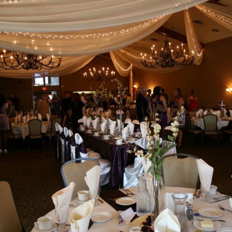 كبار السن يكتفون بمراقبة مجريات الحفل