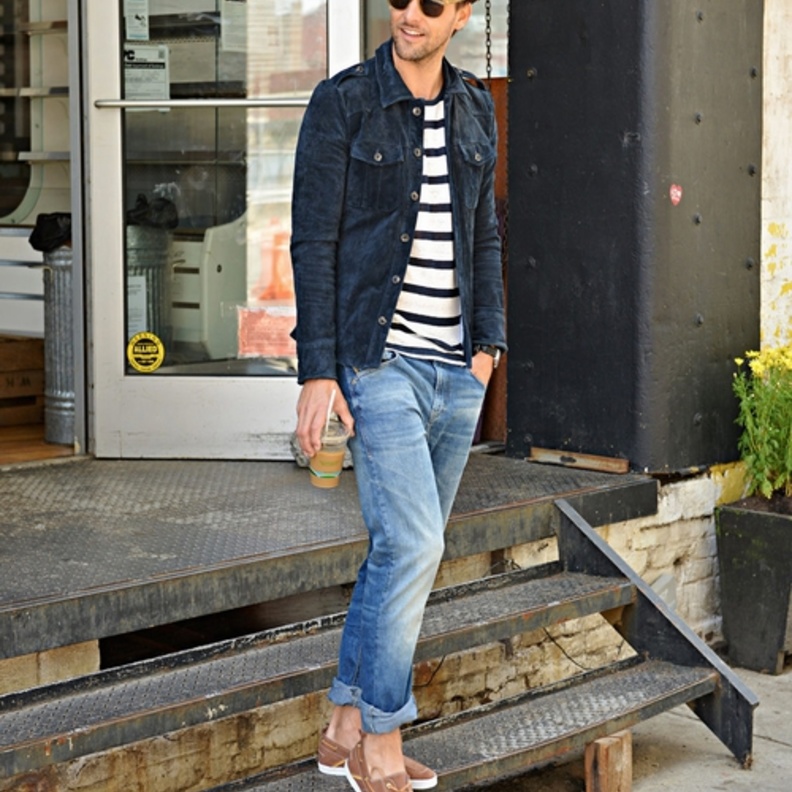 جوناسون في لوك شبابي عصري بالجينز والتوي المخططة