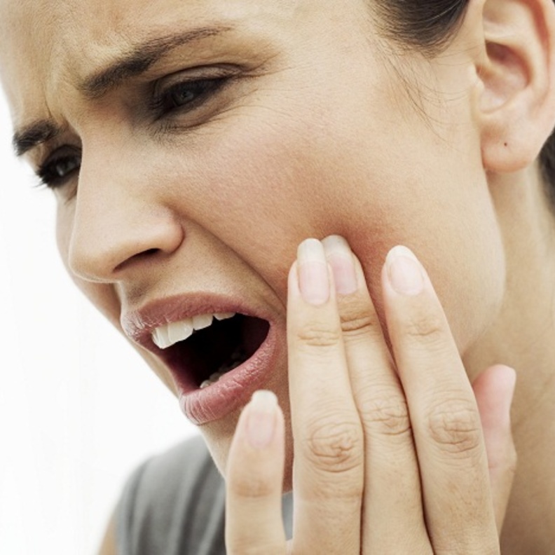 معاناة مريضة مع الم الاسنان