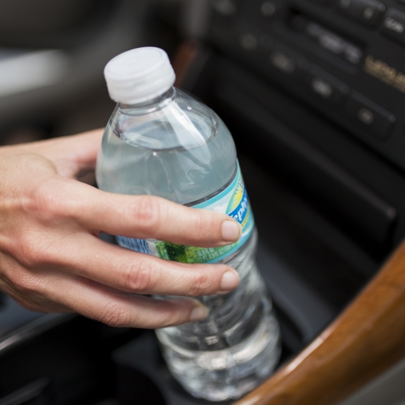 احذر من وضع قارورة الماء في السيارة