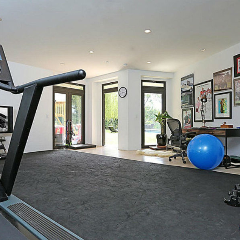 صالة الجيم مع بوسترات على الجدران