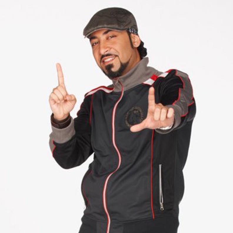 قصي خضر في اسلوب كاجوال مع اكسسوار الرأس