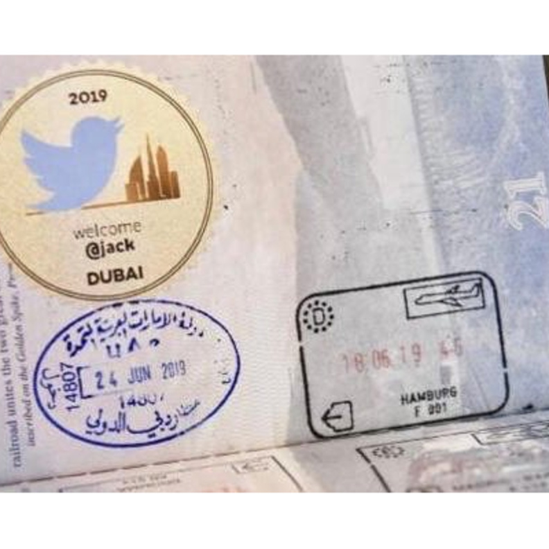 ختم ترحيبي خاص بالرئيس التنفيذي لتويتر عند وصوله مطار دبي