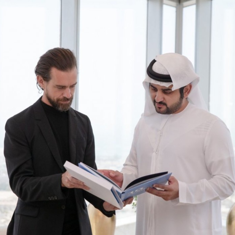 تويتر تهدي الشيخ محمد بن راشد كتابا بمناسبة مرور 10 سنوات على إطلاق حسابه