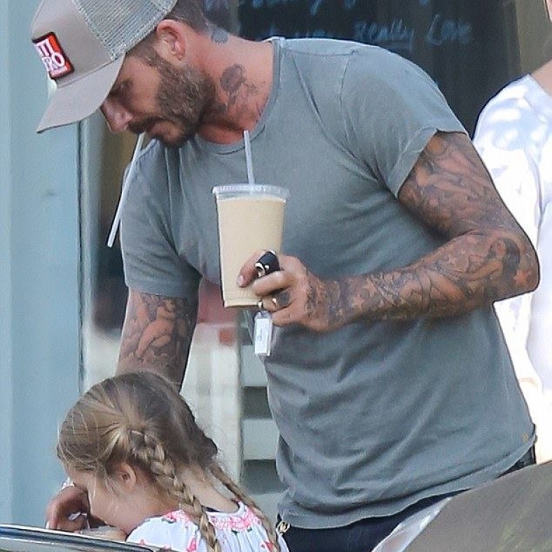 ديفيد بيكهام يصطحب ابنته هاربر لتناول السموثي في هوليوود بالأمس
