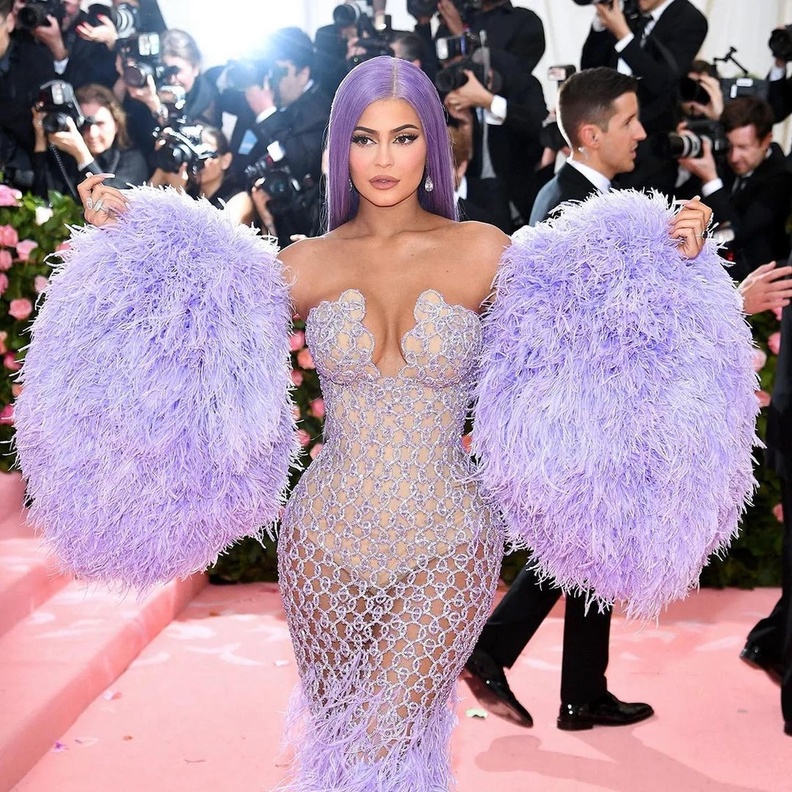 ما سبب المنافسة قوية بين تصاميم مجوهرات مارجو روبى Margot Robbie وكايلي جينر Kylie Jenner بعد عرض براتز Bratz وباربي Barbie؟