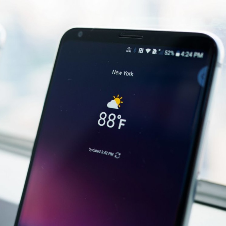 يتميز هاتف إل جي في 30 بتصميمه النحيف و الخفيف