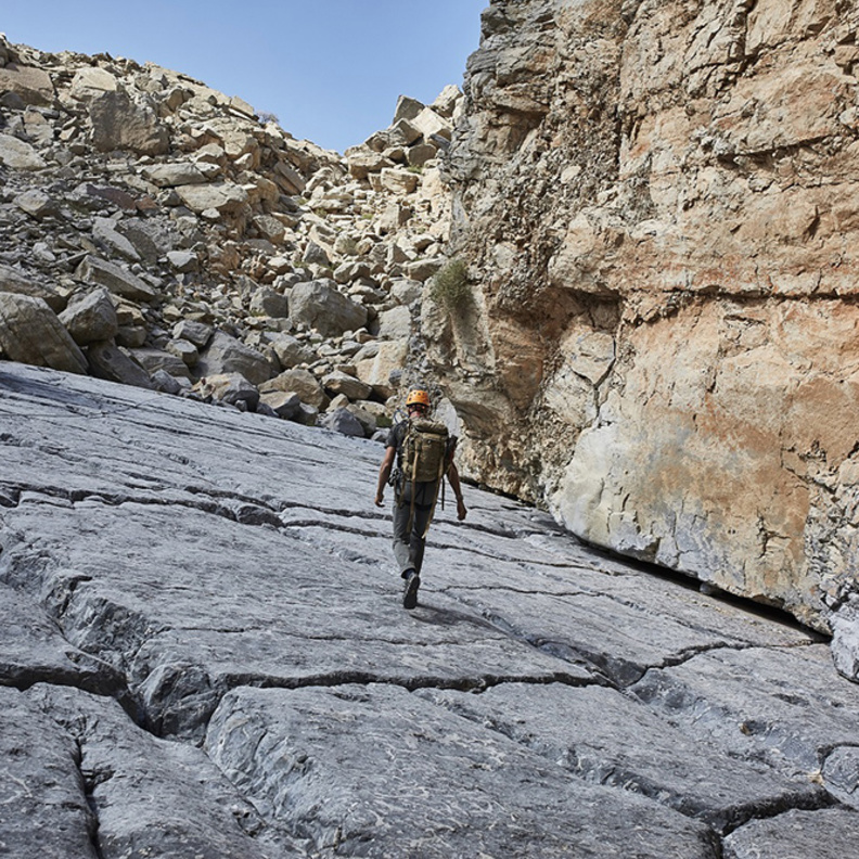 افتتاح أول "مخيم بير جريلز للمستكشفين" بالعالم على أعلى قمة جبلية في الإمارات