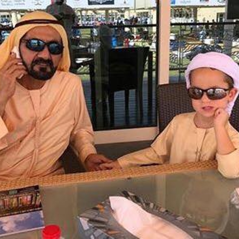 الشيخ محمد بن راشد بصحبة ابنه زايد خلال سباقات القدرة صباح اليوم