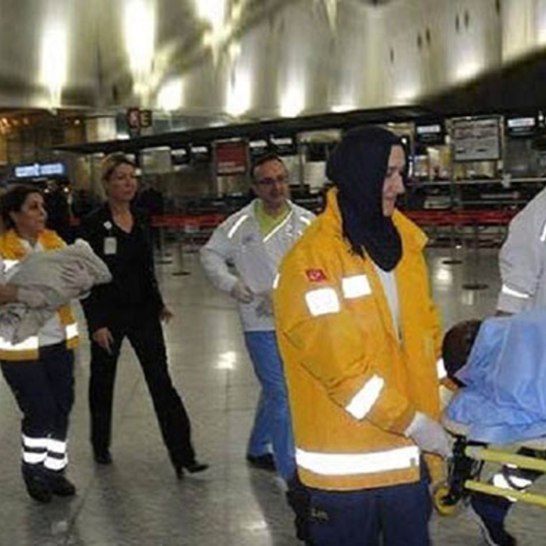 الفريق الاسعافي ينقل الطفل المتوفي