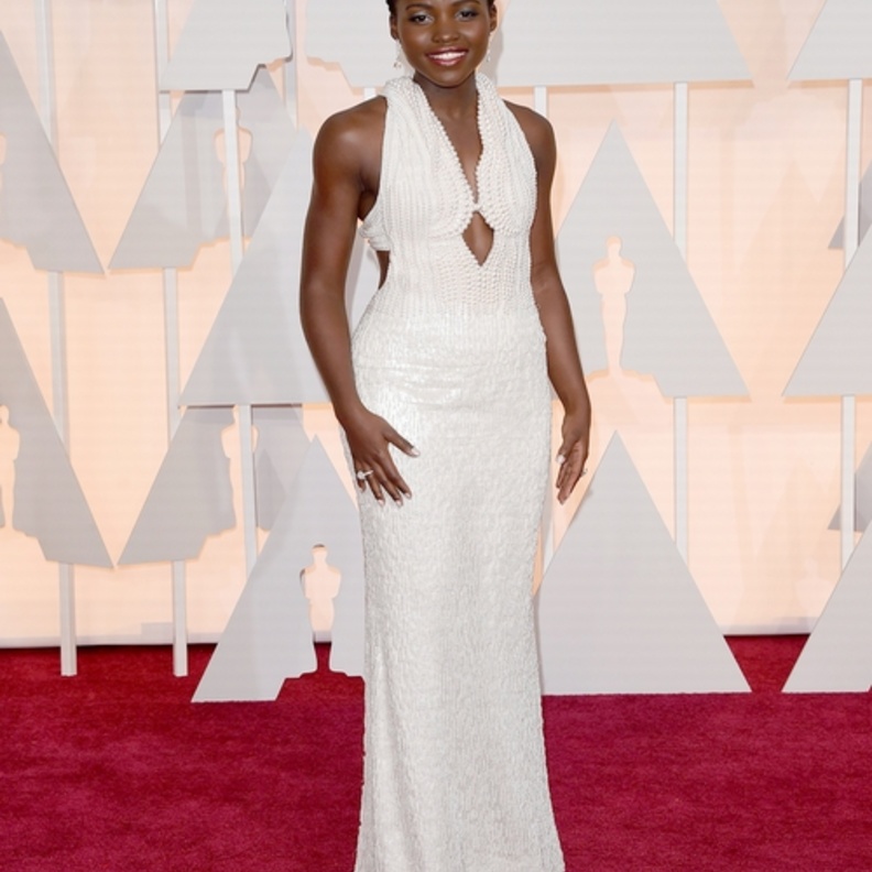 فستان لوبيتا نيونغو عام 2015 من كالفين كلاين بسعر 140 الف دولار