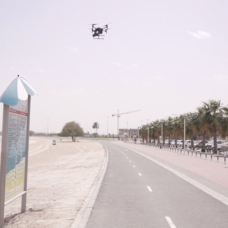 شرطة دبي تُسير "طائرات دون طيار" للتحقق من تطبيق قرار الإغلاق المؤقت للشواطئ العامة 