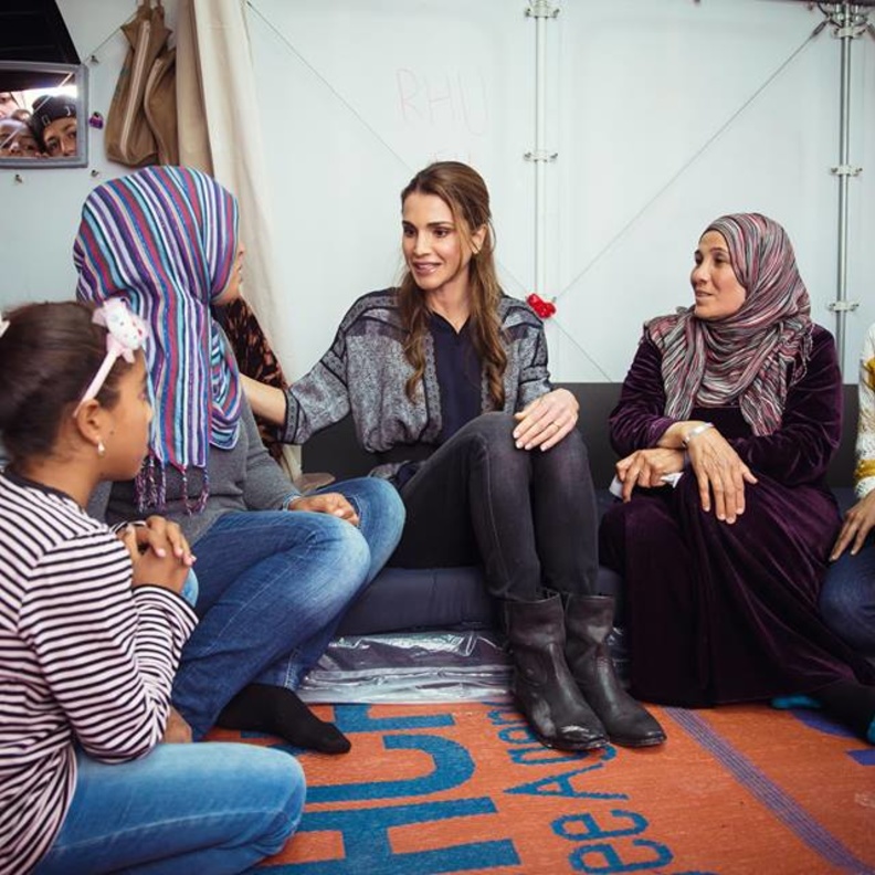 الملكه رانيا مع لاجئات سوريات