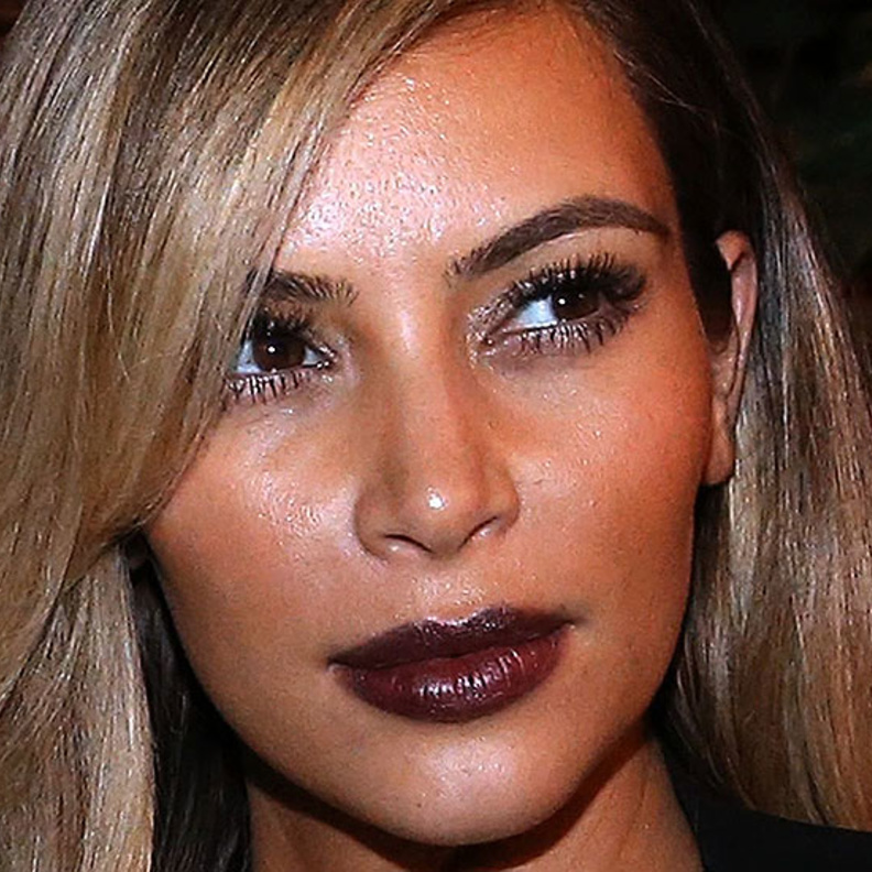 كيم كاردشيان بمسام واضحة