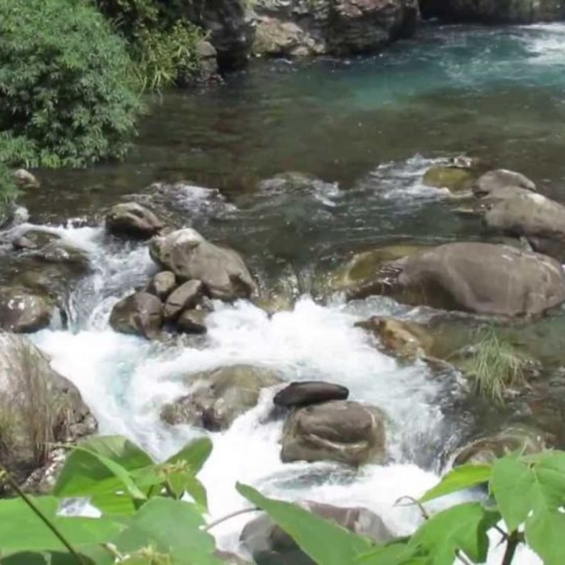 فيديو : سعودي يقع في جدول مياه اثناء شرب الشاي!