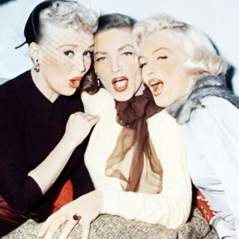 صورة تجمع ما بين الممثلة مارلين مونرو، لورين باكال، بيتي جرابل