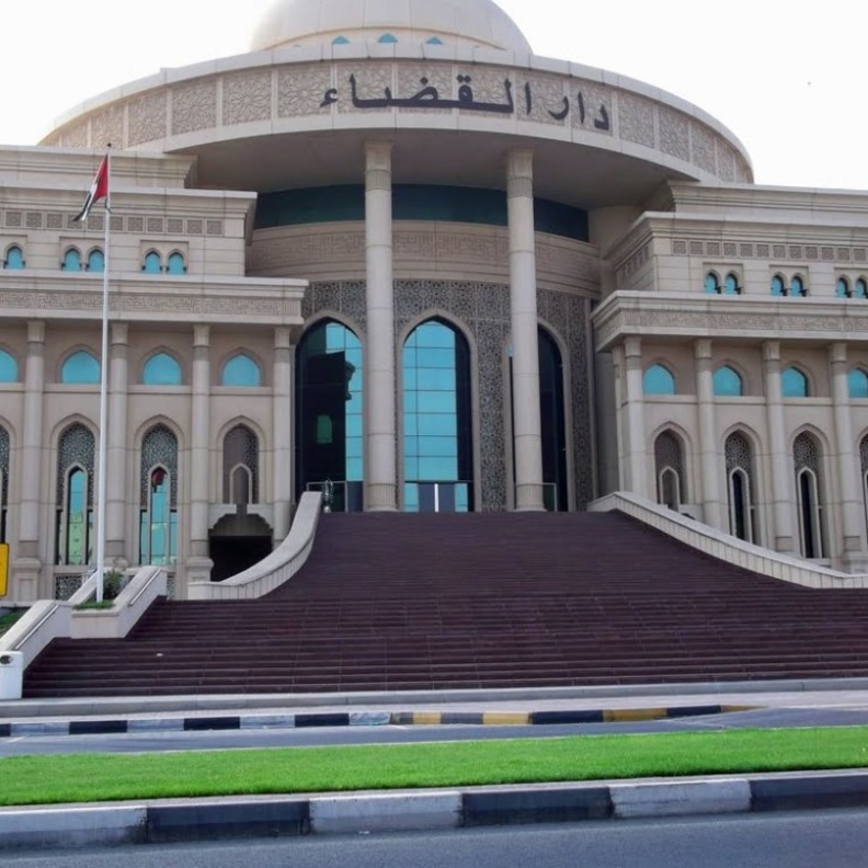 محكمة الشارقة تنظر قضية سب وقذف عبر الواتساب