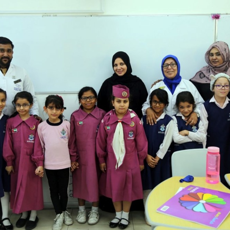 صحة دبي تفحص نظر 8 الاف طالب