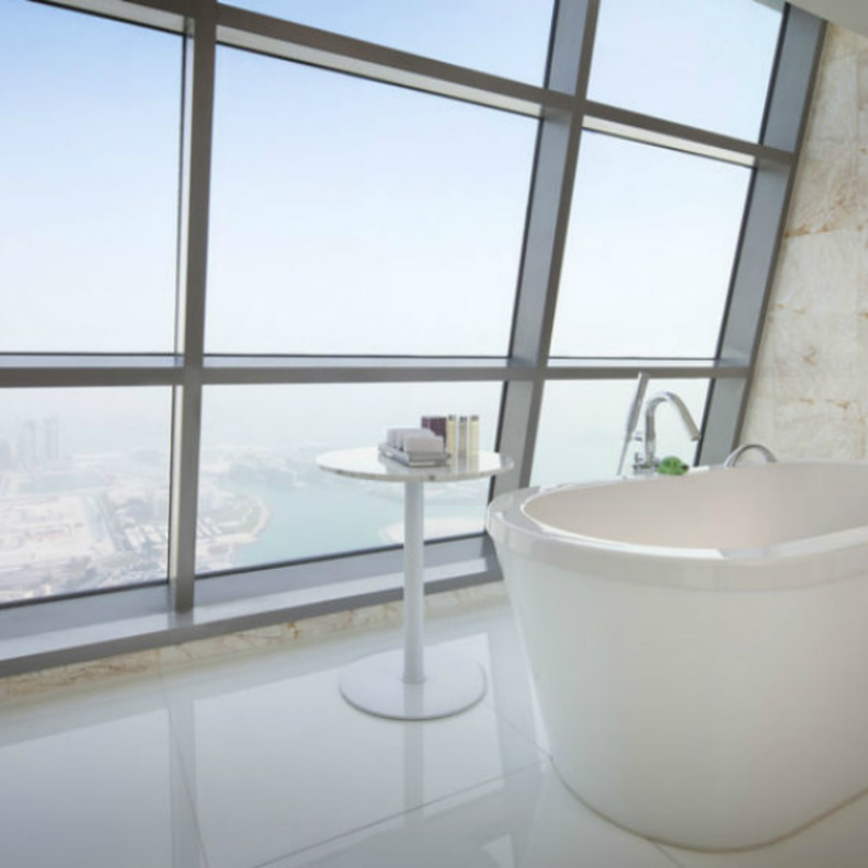 من الحمامات المطلة ذات طابع السبا