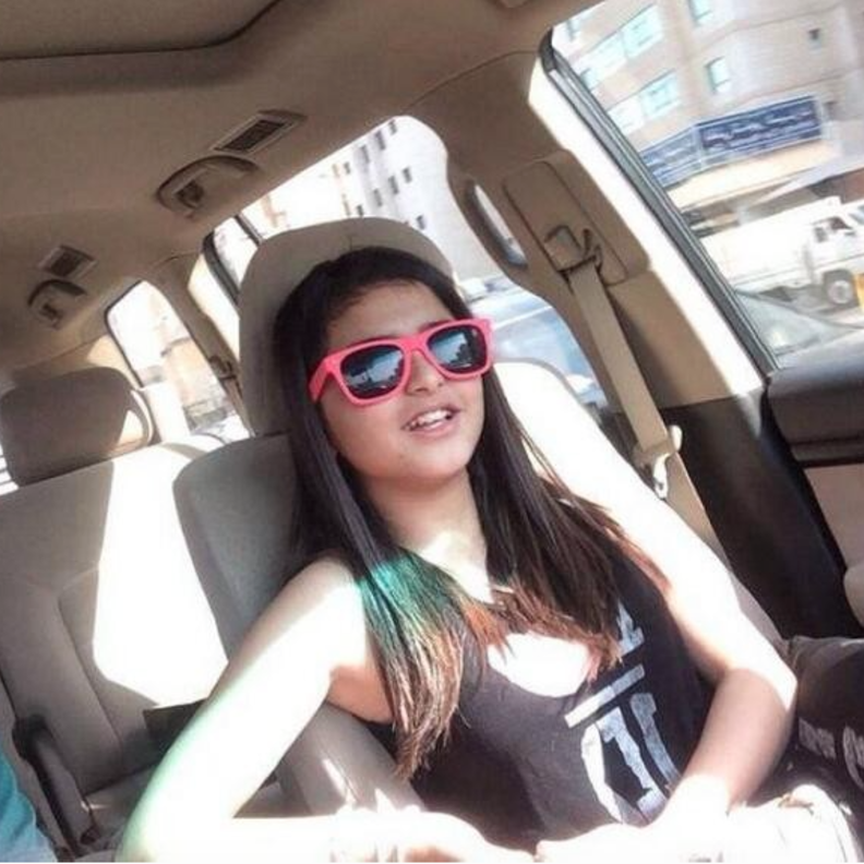 تتفنن بالكسسوارات الملونة والحيوية